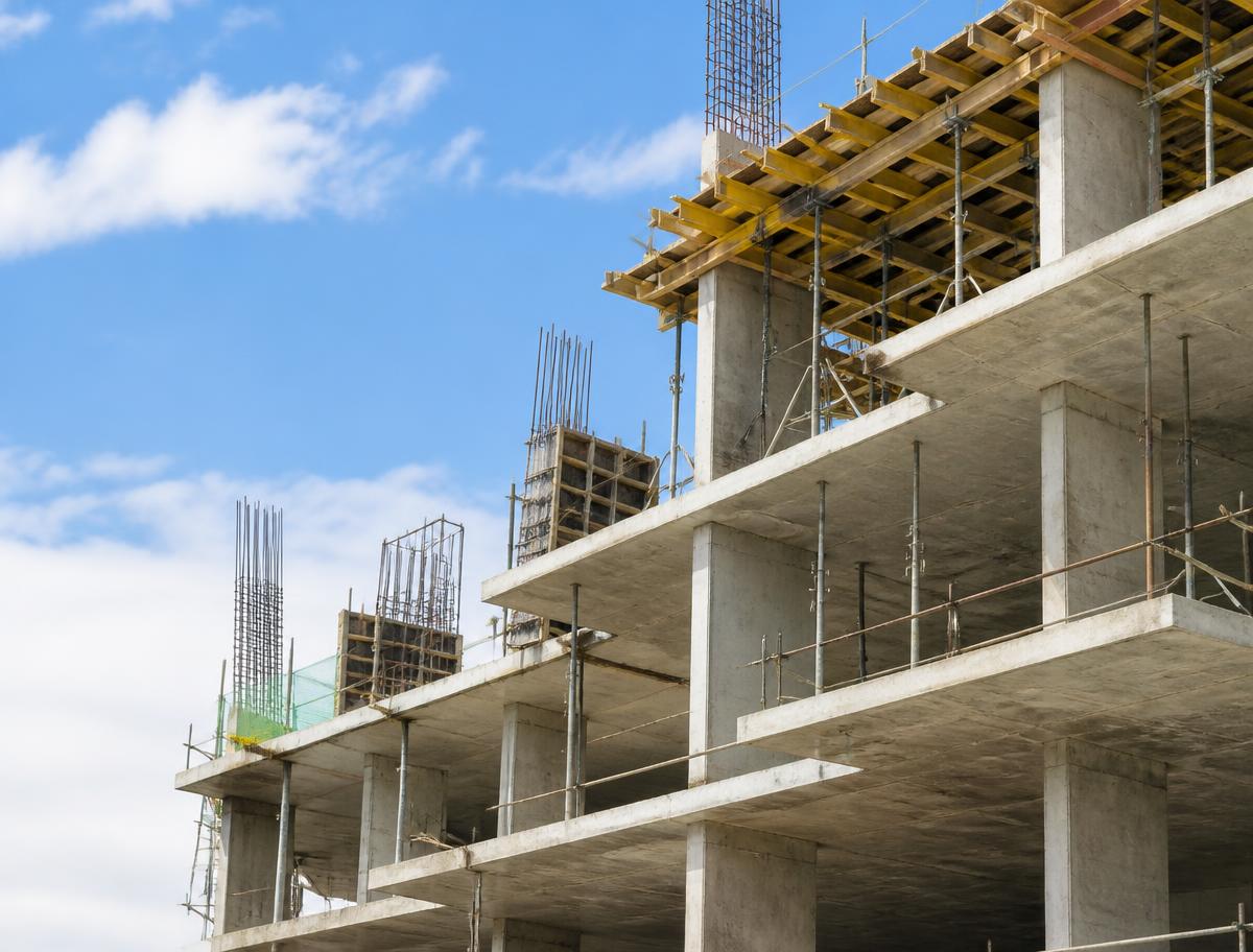 Estructura de hormigón armado en construcción con pilares, forjados y encofrados